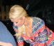 Paris Hilton fait le plein tandis que sa soeur Nicky patiente dans la voiture, dimanche 8 mai à Los Angeles.