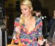 Paris Hilton fait le plein tandis que sa soeur Nicky patiente dans la voiture, dimanche 8 mai à Los Angeles.