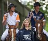 Jodie Kidd lance l'événement Polo in the Park 2011, à Londres, le 10 mai. Son amoureux Andrea Vianini est à ses côtés (en orange). 