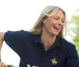Jodie Kidd lance l'événement Polo in the Park 2011, à Londres, le 10 mai. Son amoureux Andrea Vianini lui sourit amoureusement ! 