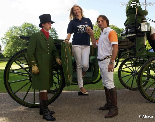 Jodie Kidd lance l'événement Polo in the Park 2011, à Londres, le 10 mai. Andrea Vianini, le papa de son futur enfant, est à ses côtés et l'aide à descendre de calèche. 