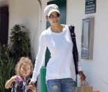 Halle Berry va faire du shopping avec la jolie Nahla, maquillée comme un petit clown. Los Angeles, le 9 mai 2011.