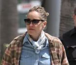Sharon Stone se promène avec un drôle de look dans les rues de Beverly Hills en compagnie d'une amie le 13 mai 2011 