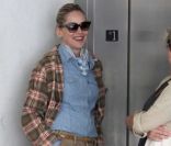 Sharon Stone se promène avec un drôle de look dans les rues de Beverly Hills en compagnie d'une amie le 13 mai 2011 