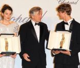 Astrid Bergès-Frisbey, Robert de Niro et Niels Schneider, lors de la remise des prix du Trophée Chopard, à Cannes, le 15 mai 2011