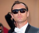 Jude Law lors de la montée des marches de  The Tree of Life , dans le cadre du 64e Festival de Cannes, le 16 mai 2011.