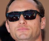 Jude Law lors de la montée des marches de <em>The Tree of Life</em>, dans le cadre du 64e Festival de Cannes, le 16 mai 2011.