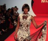 Naomi Campbell lors du défilé Fashion for Relief organisé à Cannes le 16 mai 2011