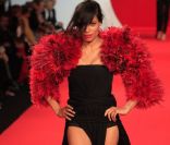 Rosario Dawson lors du défilé Fashion for Relief organisé à Cannes le 16 mai 2011