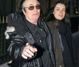 Alain Barrière et sa fille Guénaëlle, à Paris, le 1er février 2006.
