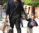 Usher et son fils Raymond V à New York le 2 mai 2011