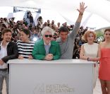 Jan Cornet, Elena Anaya , Pedro Almodovar, Antonio Banderas, Marisa Paredes et Blanca Suarez  lors du photocall du film La Piel que Habito au festival de Cannes le 19 mai 2011