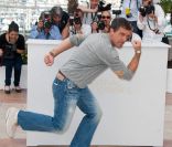 Antonio Banderas, survolté, lors du photocall du film La Piel que Habito au festival de Cannes le 19 mai 2011