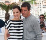 Elena Anaya et Antonio Banderas lors du photocall du film La Piel que Habito au festival de Cannes le 19 mai 2011