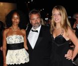 Virginie Silla, Luc Besson et Shanna (fille de Luc Besson et de Maïwenn) après la cérémonie de clôture et la remise des prix du festival de Cannes le 22 mai 2011