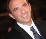 Nikos Aliagas sera sur la scène de Petit Journal Montparnasse le mardi 28 juin avec le groupe Bazooka Mandarine.