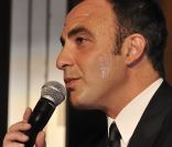 Pas de doute, Nikos est fait pour avoir un micro à la main !