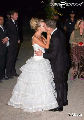 Michael Bublé et sa femme Luisana Lopilato lors de leur cérémonie de mariage à Buenos Aires le 2 avril 2011 en Argentine.