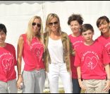 Cécile de Ménibus et d'autres participants lors des Boucles du Coeur, le 22 mai 2011, à l'Hippodrome de Longchamp. L'événement était organisé au profit de SOS Villages d'Enfants.