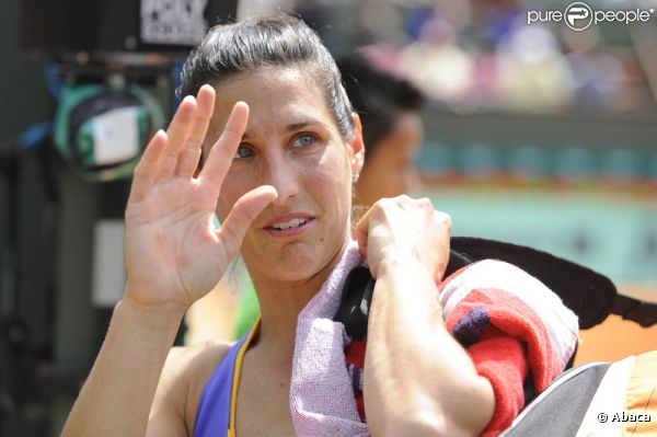 Le 24 mai 2011, Virginie Razzano, 28 ans, digne et courageuse, se battait à Roland-Garros, accomplissant la dernière volonté de son compagnon Stéphane, décédé une semaine auparavant des suites d'une tumeur au cerveau...