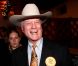 Larry Hagman monnaye sa panoplie de J.R. Ewing ! Son compte est-il à découvert ?