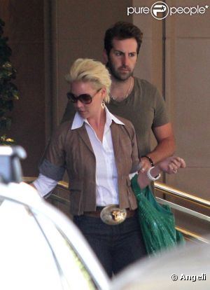 Katherine Heigl déjeune avec son mari Josh Kelley et sa mère Nancy, à Los Angeles le 25 mai 2011 : son look ne fait pas d'éclat !