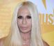  Donatella Versace joue le jeu des photos avant d'assister à la soirée très select organisée en l'honneur de Mario Testino. New York, 26 mai 2011 