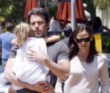Jennifer Garner et Ben Affleck, avec leur fille Violet, ont déjeuné dans le restaurant Toscana le 26 mai 2011 à Brentwood (Los Angeles) : pause familiale ! 
