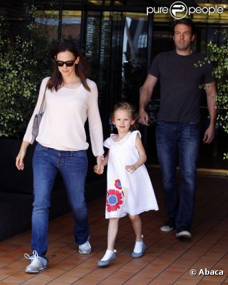 Jennifer Garner et Ben Affleck, avec leur fille Violet, ont déjeuné dans le restaurant Toscana le 26 mai 2011 à Brentwood (Los Angeles)