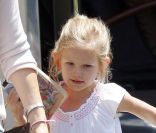 Jennifer Garner et Ben Affleck, avec leur fille Violet, ont déjeuné dans le restaurant Toscana le 26 mai 2011 à Brentwood (Los Angeles) : Violet la coquine ! 