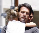 Jennifer Garner et Ben Affleck, avec leur fille Violet, ont déjeuné dans le restaurant Toscana le 26 mai 2011 à Brentwood (Los Angeles) : Protégée dans les bras de papa 