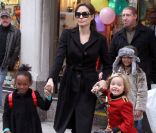 Angelina Jolie avec ses deux poupées, Zahara et Shiloh Nouvel. New York, 7 décembre 2010<br />