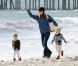 Maria Cross avec ses jumelles Eden et Savannah. Venice Beach, 25 mars 2011  