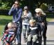 Gwen Stefani promène sa tribu au parc ! Son mari, Gavin Rossdale et leurs fils Kingstown, 5 ans, et Zuma, 2 ans. Londres, 4 mai 2011 