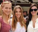 Nora Arnezeder, Elsa Pataky et Gisella Marengo lors des Internationux de France de Roland-Garros, à Paris, le 28 mai 2011.