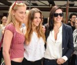 Nora Arnezeder, Elsa Pataky et Gisella Marengo lors des Internationux de France de Roland-Garros, à Paris, le 28 mai 2011.