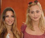 Elsa Pataky et Nora Arnezeder lors des Internationux de France de Roland-Garros, à Paris, le 28 mai 2011.