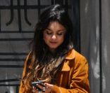Vanessa Hudgens a été photographiée attendant une amie, et envoyant un texto, à Los Angeles, dimanche 22 mai 2011.