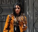 Vanessa Hudgens a été photographiée attendant une amie, et envoyant un texto, à Los Angeles, dimanche 22 mai 2011.