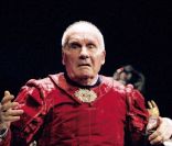 Michel Bouquet dans la pièce Le Roi se meurt