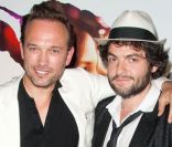 Vincent Perez et Matthieu Chedid à l\'occasion de l\'avant-première d\'<em>Un Baiser Papillon</em>, à l\'UGC Ciné-Cité de Bercy, à Paris, le 30 mai 2011.