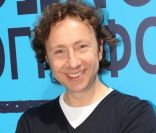 Stéphane Bern anime son émission en direct sur France Inter lors de l'ouverture du 11e Festival du film francophone à Athènes en  avril 2010 