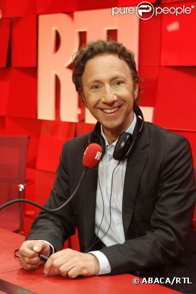 Stéphane Bern pose dans les locaux de RTL