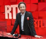 Stéphane Bern pose dans les locaux de RTL