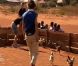 François attrape les poules dans Pékin Express 6 la route des grands fauves, le mercredi 1 juin 2011 sur M6.