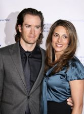 Mark-Paul Gosselaar et Lisa Ann Russell posent lors d'une soirée à Los Angeles en novembre 2008