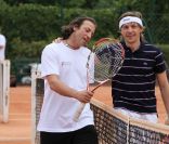 Martin Solveig n\'a pas eu de mal à dominer Philippe Candeloro, au cours d\'une rencontre marquée par la bonne humeur ! Mardi 31 mai 2011, le 18e Trophée des personnalités, organisé par Framboise Holtz, débutait sur les courts du Petit Jean-Bouin.