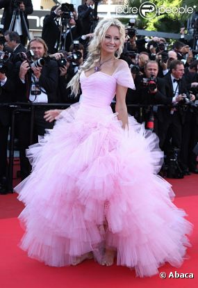 Adriana Karembeu dans sa robe de princesse, lors du 64e festival de Cannes.  