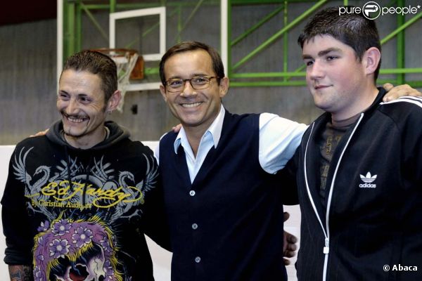 Jean-Luc Delarue termine son tour de France de la prévention à Verviers en Belgique, le 1er juin 2011. Ici avec Camel, 36 ans, et Maxime, 19 ans, deux anciens toxicomanes qui ont suivi l'animateur dans toute sa tournée.
