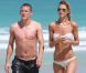 Bastian Schweinsteiger et sa sublime compagne le mannequin Sarah Brandner se relaxent à Miami. Le 2 juin 2011, même programme que la veille : promenade les pieds dans l'eau et baignade, seul le bikini a changé !